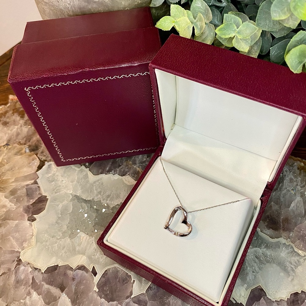 NWOT White gold heart necklace